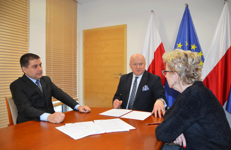 Marszałek Jarosław Stawiarski podpisuje umowę na rewitalizację z Pawłem Majem, prezydentem miasta Puławy. 