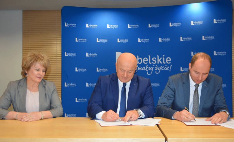 Podpisanie umowy na rewitalizację Opola Lubelskiego pomiędzy Sławomirem Plisem, prezydentem Opola Lub., a marszałkiem Jarosławem Stawiarskim. 